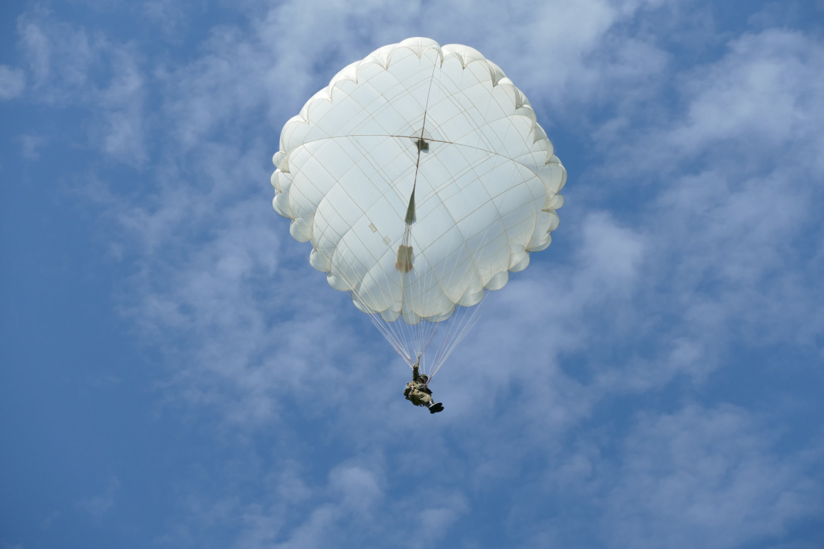 Воспитанники лагеря «Хочу стать десантником» готовятся прыгнуть с парашютом в День ВДВ