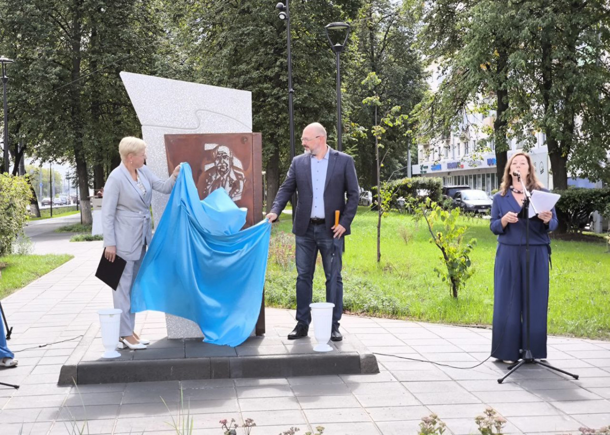 Модель экраноплана и знак, посвященный конструктору Иконникову, установили в сквере его имени в Нижнем Новгороде