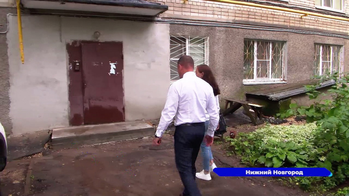 Подъезды дома на улице Крылова в Нижнем Новгороде ремонтируют после жалоб жильцов