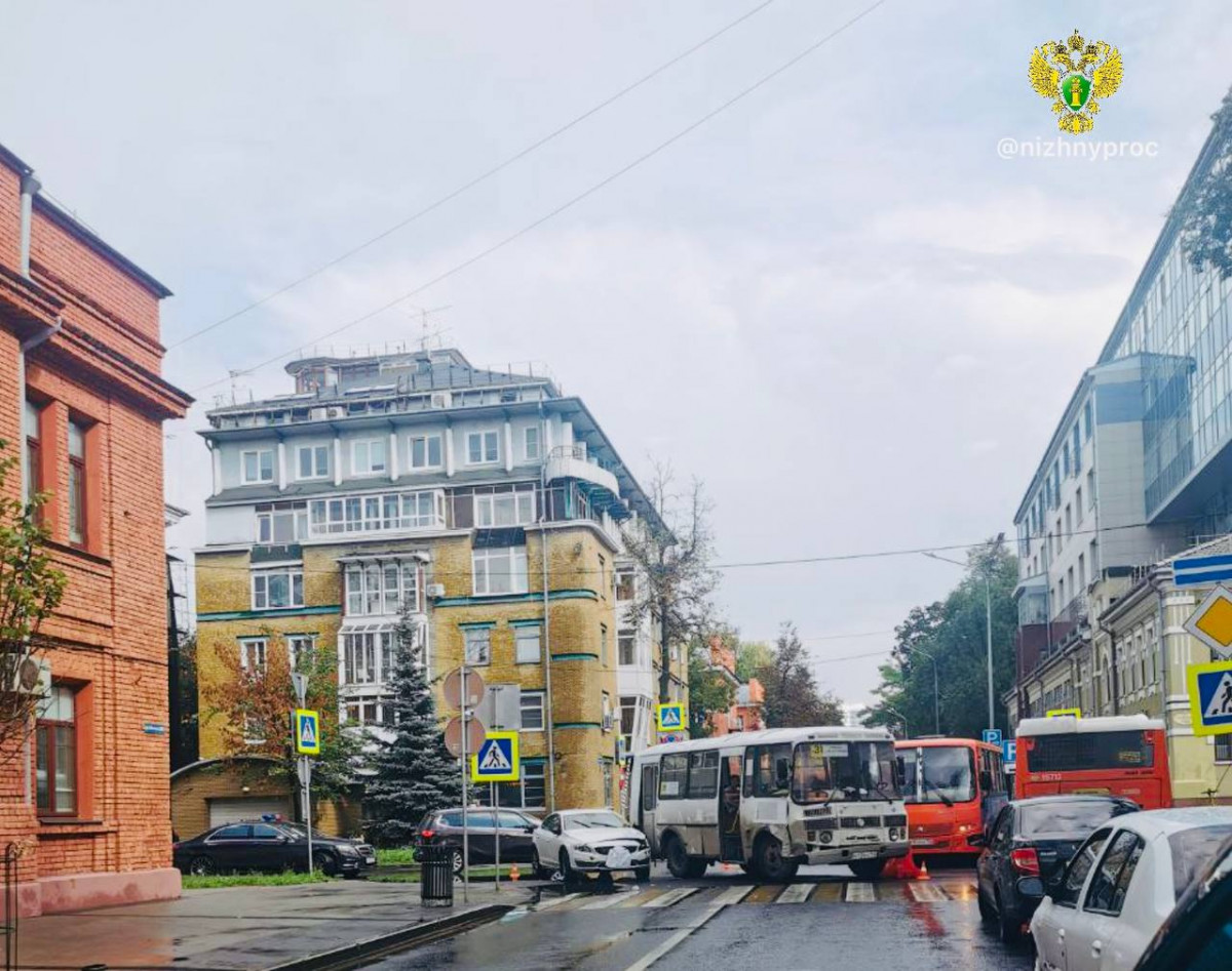 Автобус и легковушка столкнулись в центре Нижнего Новгорода