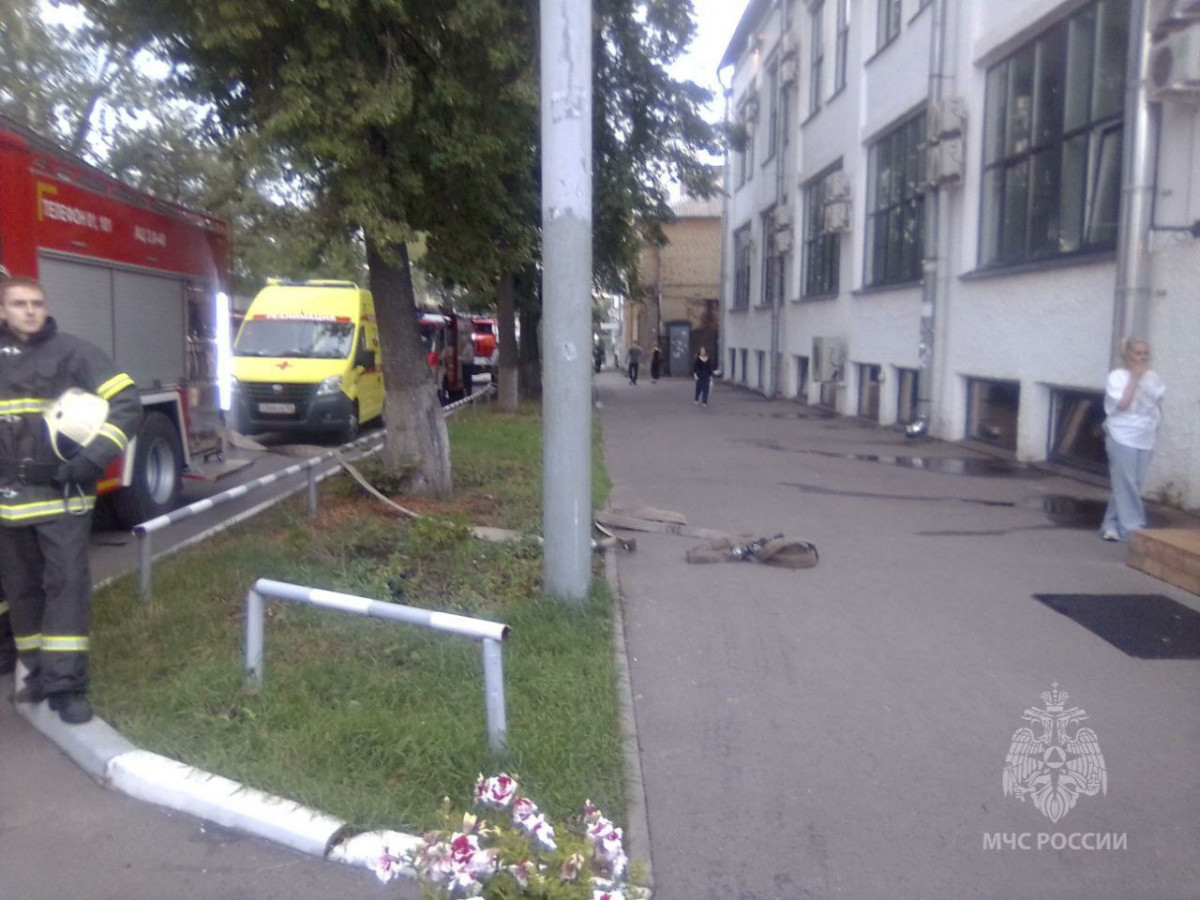 40 человек эвакуировали из горящего кафе в Нижнем Новгороде
