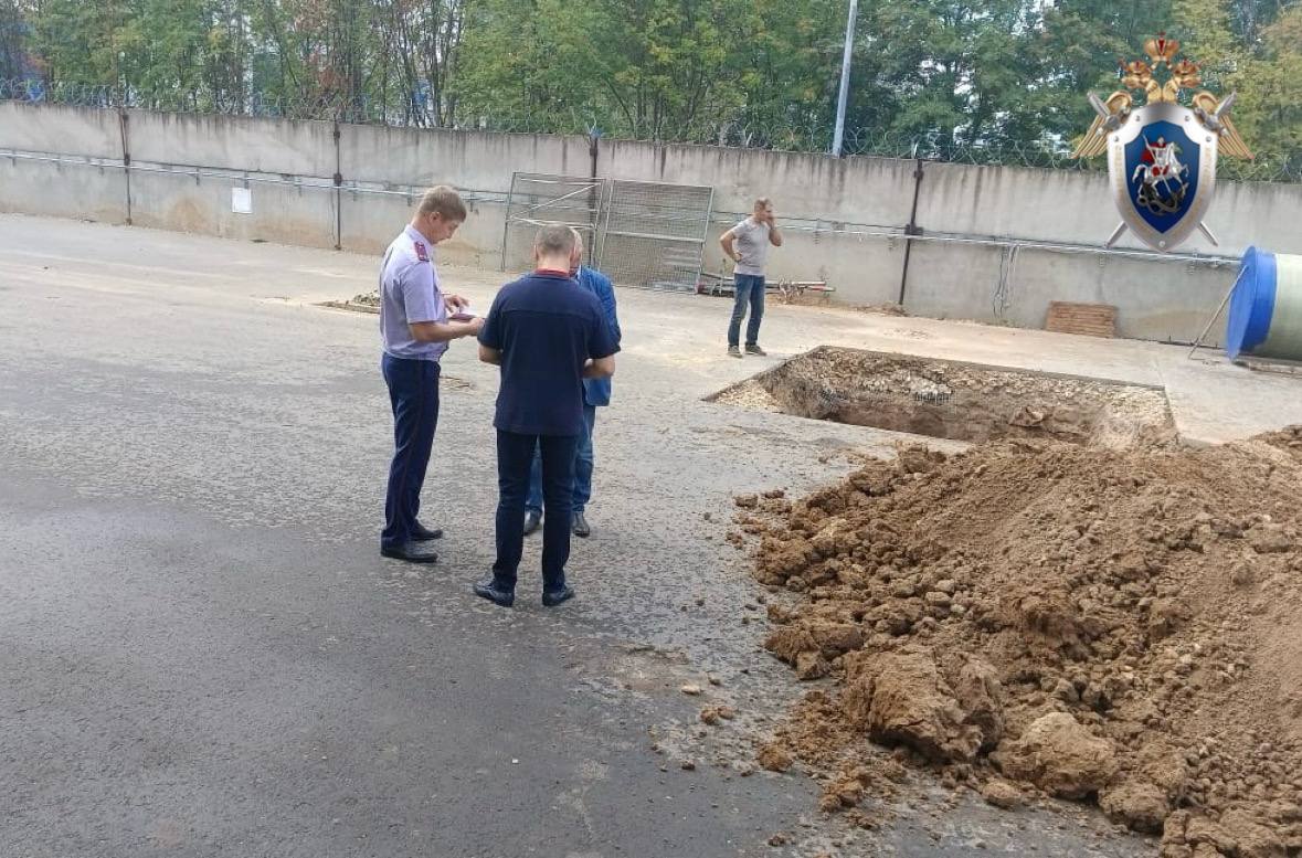 Рабочего завалило грунтом в траншее в Приокском районе