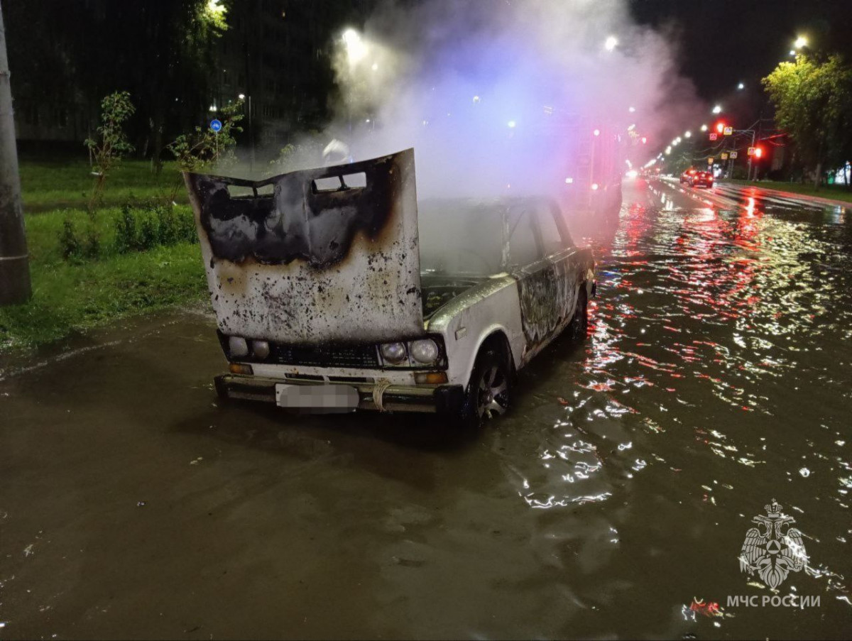 Легковушка обгорела в Нижнем Новгороде