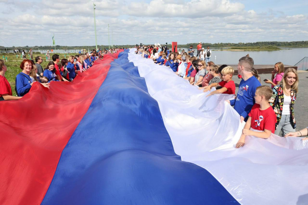 Флаг России развернули на месте слияния двух рек в Нижнем Новгороде