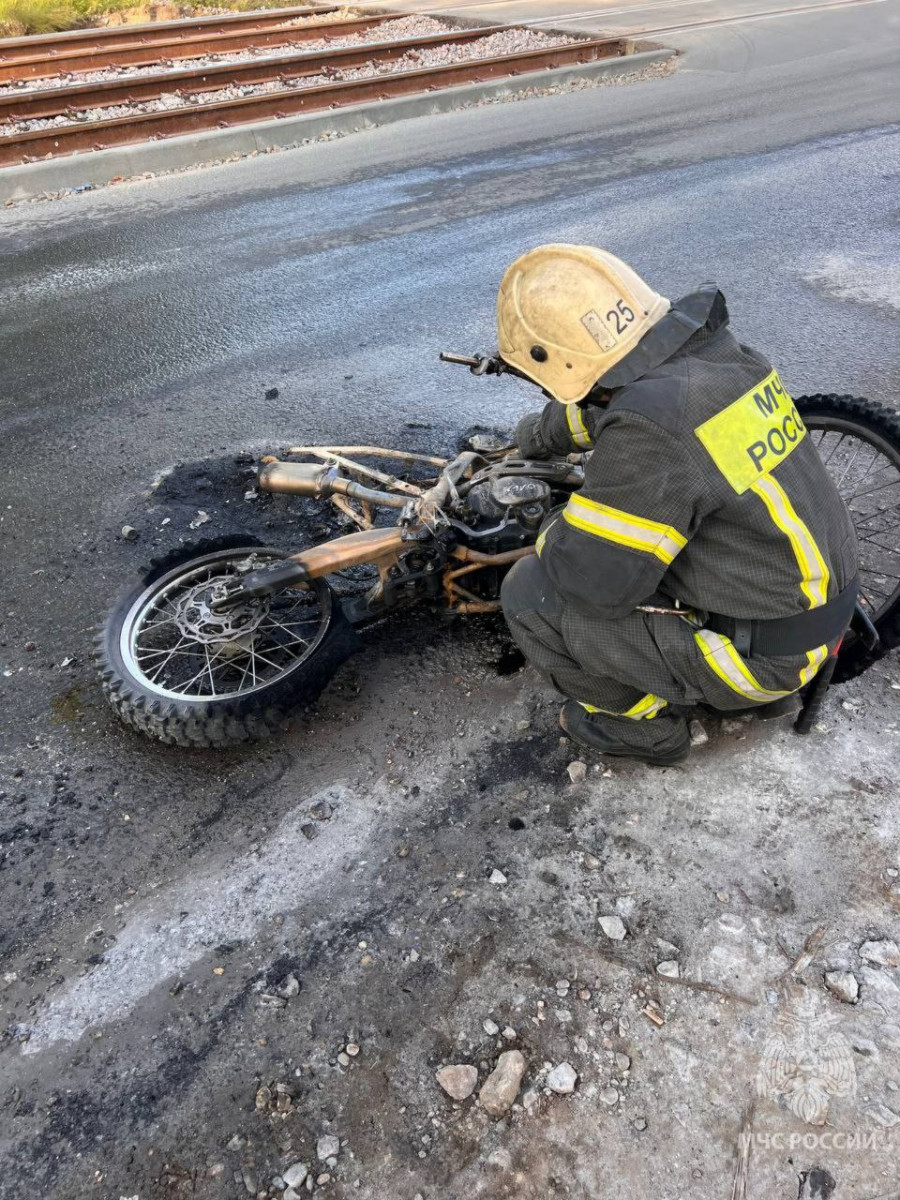 Неисправный мотоцикл загорелся во время движения в Нижнем Новгороде