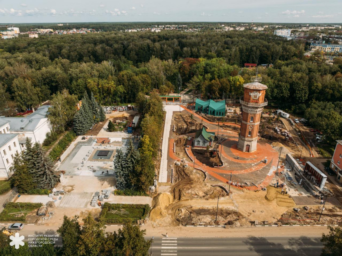 Деревья начали высаживать у водонапорной башни в рамках благоустройства в Арзамасе