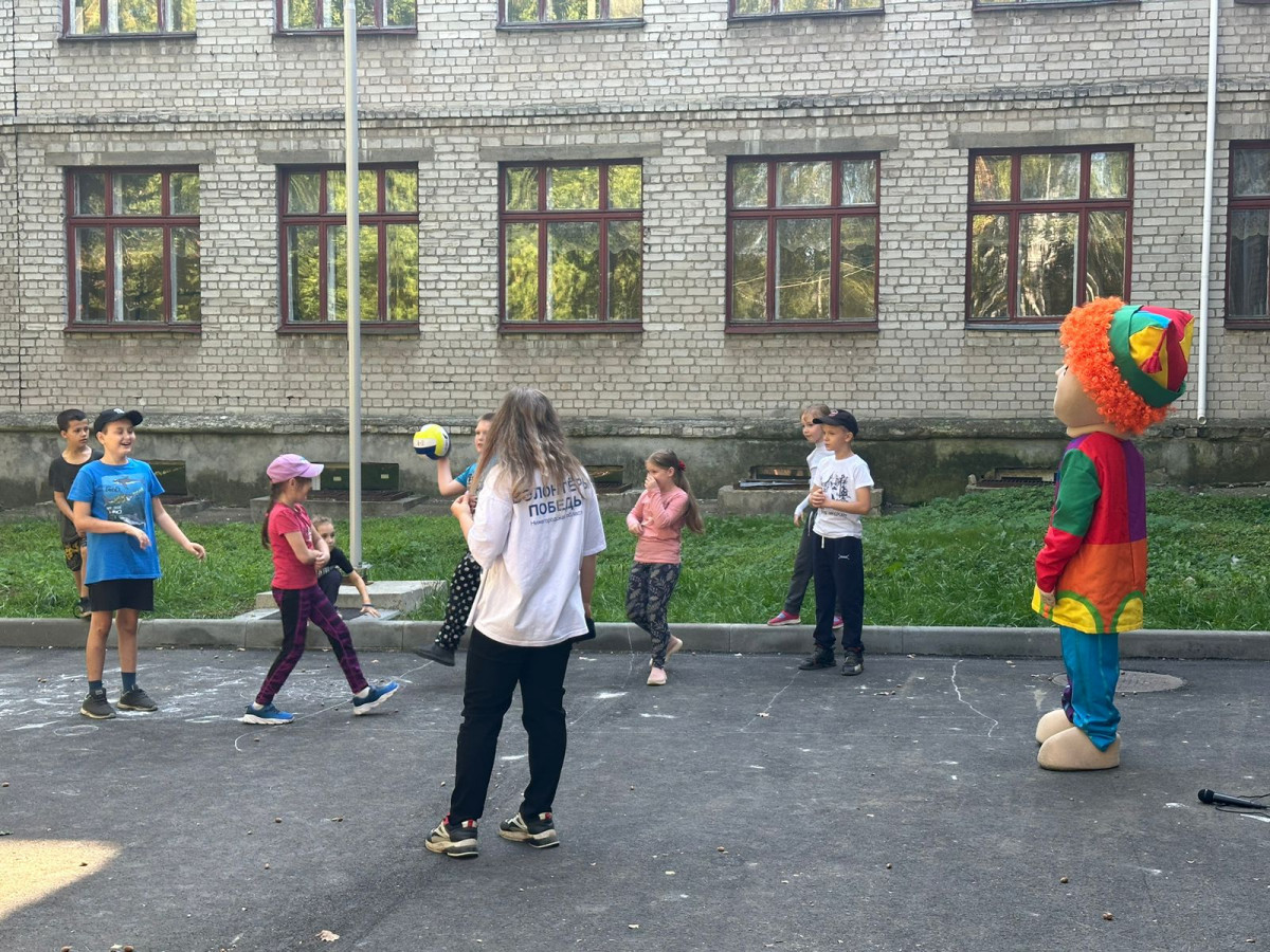 Аниматоры развлекают детей на нижегородских избирательных участках