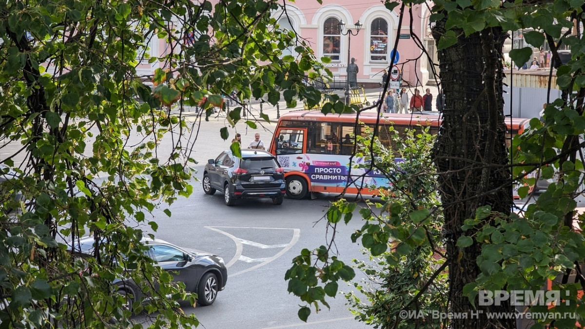 ДТП с автобусом произошло на площади Минина и Пожарского