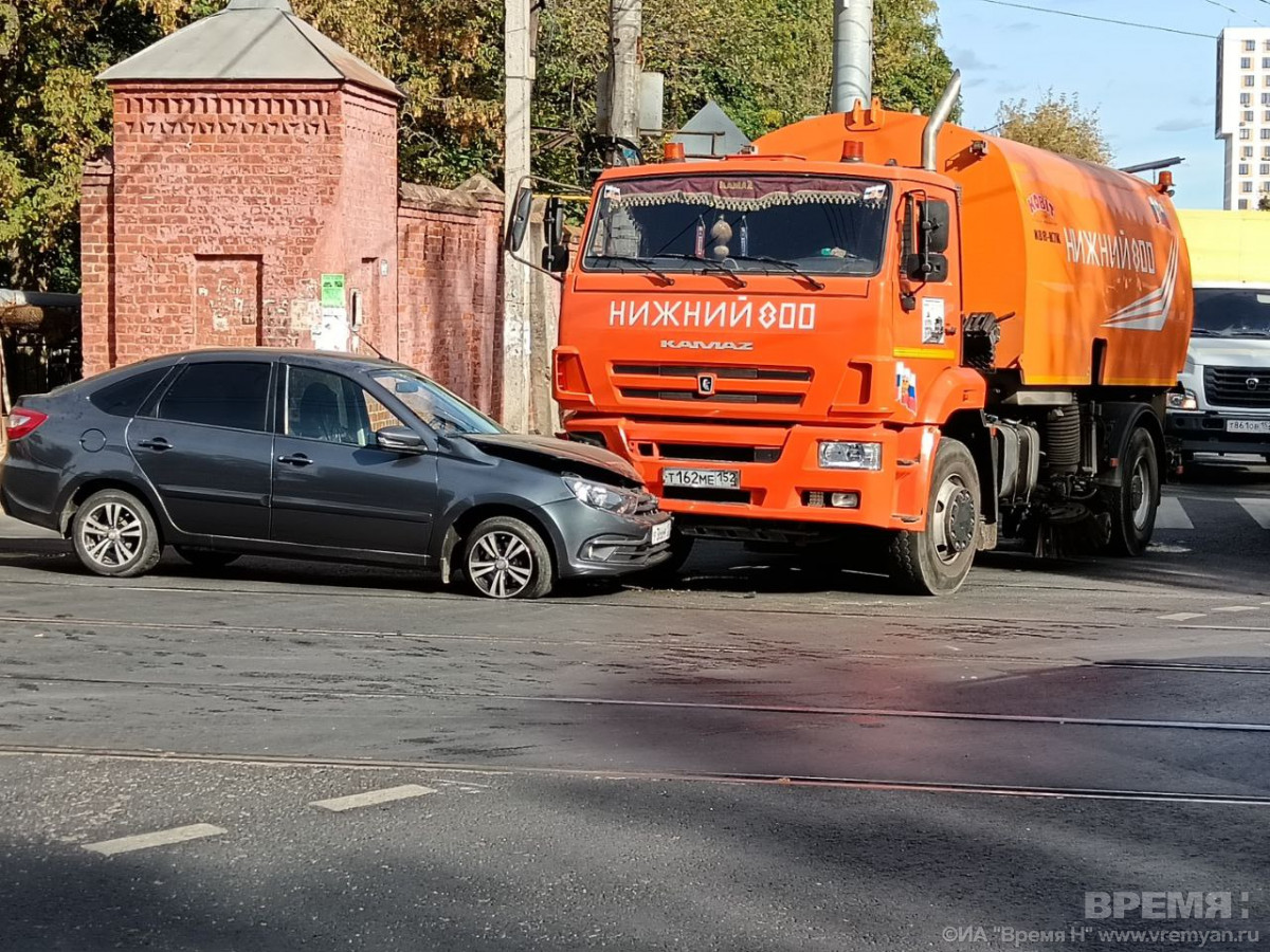 КамАЗ и «Лада» столкнулись на перекрёстке улиц Пушкина и Артельной