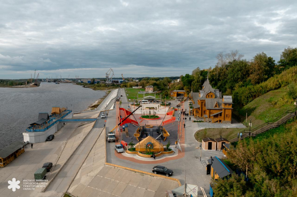 Благоустройство площади на набережной Юрия Долгорукого в Городце завершается