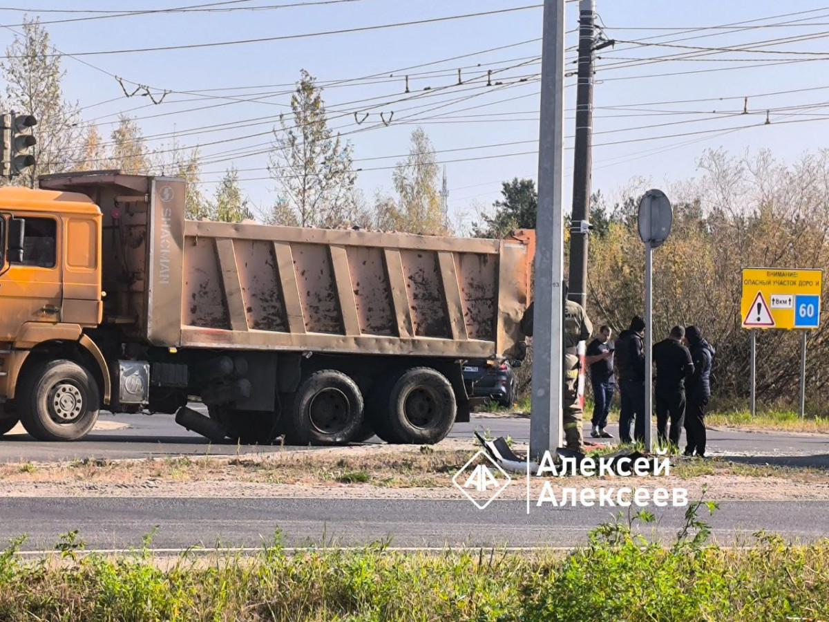 Автовоз с новыми автомобилями столкнулся с грузовиком в Дзержинске