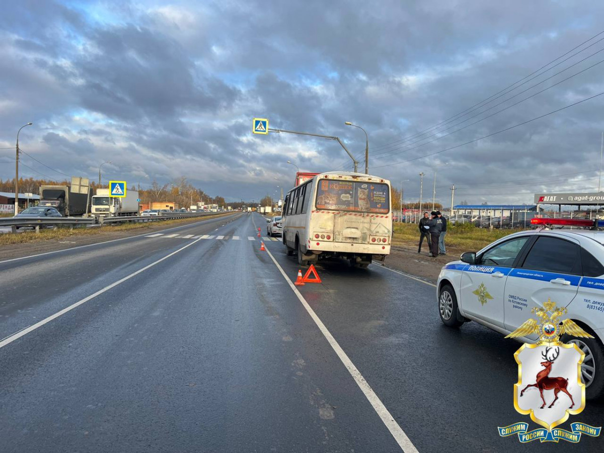 Медики осмотрели пассажиров автобуса после ДТП в Кстовском округе