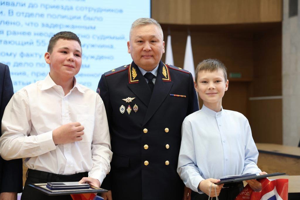 Двое школьников из Дзержинска получили медали «За проявленное мужество»