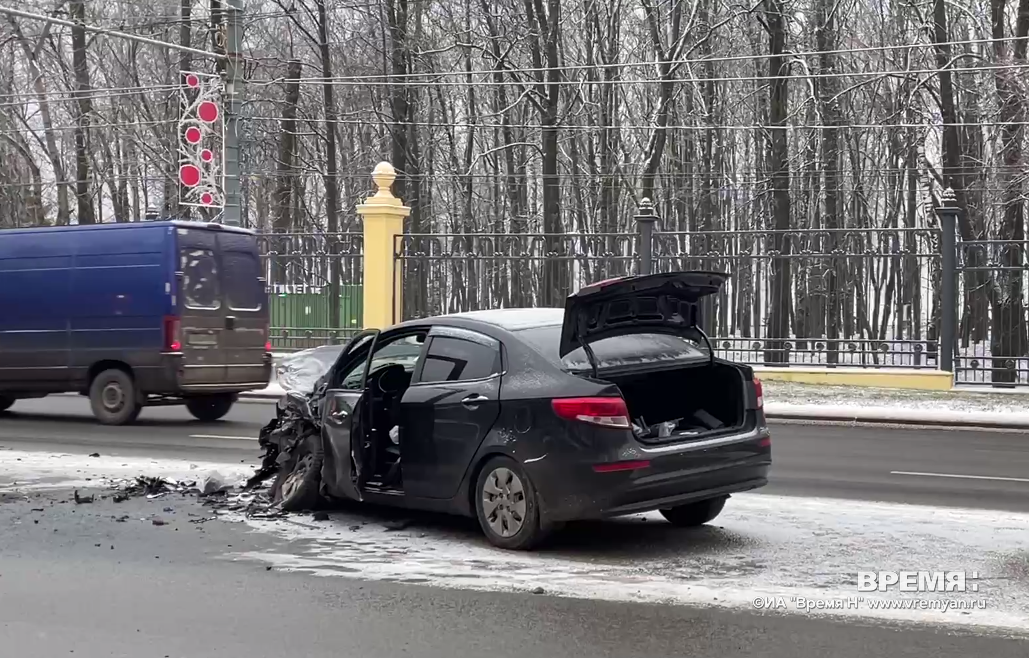 Лобовое ДТП произошло на проспекте Гагарина в Нижнем Новгороде