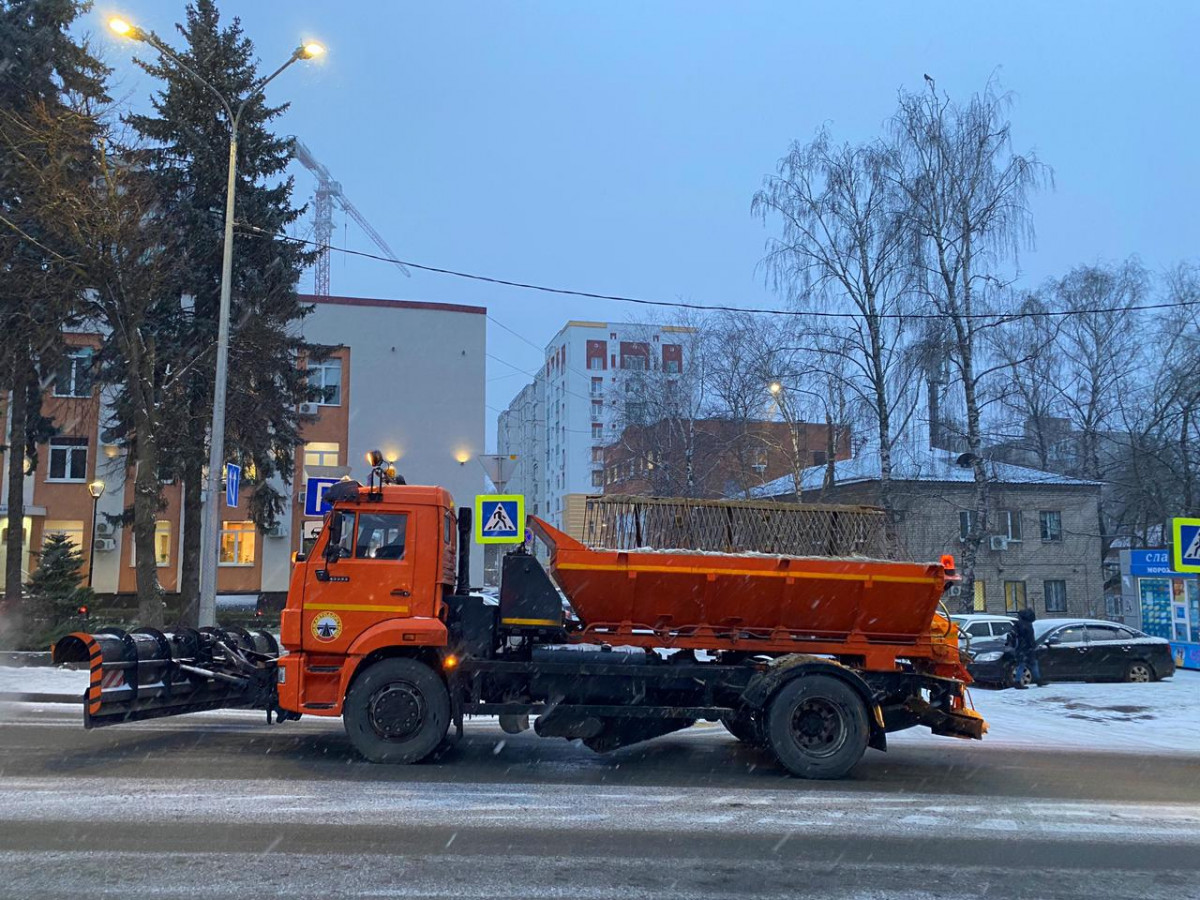 Нижегородские дорожники продолжают очищать улицы от снега