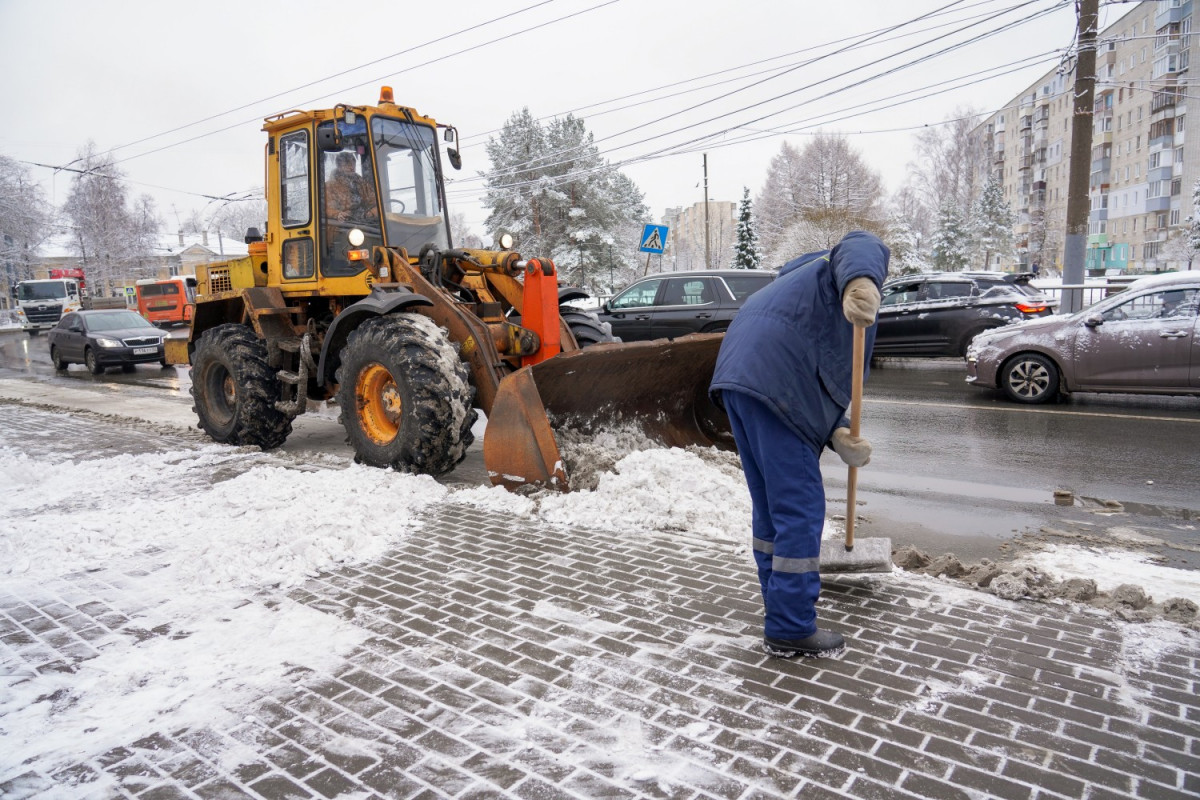 Дорожные бригады круглосуточно работают на улицах Нижнего Новгорода после снегопада