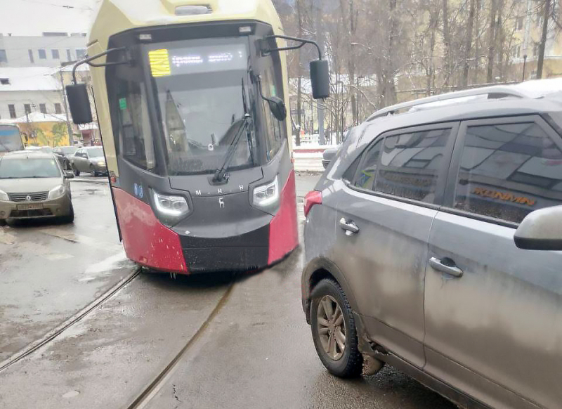 В Нижнем Новгороде оштрафовали водителя, который заблокировал машиной движение трамваев