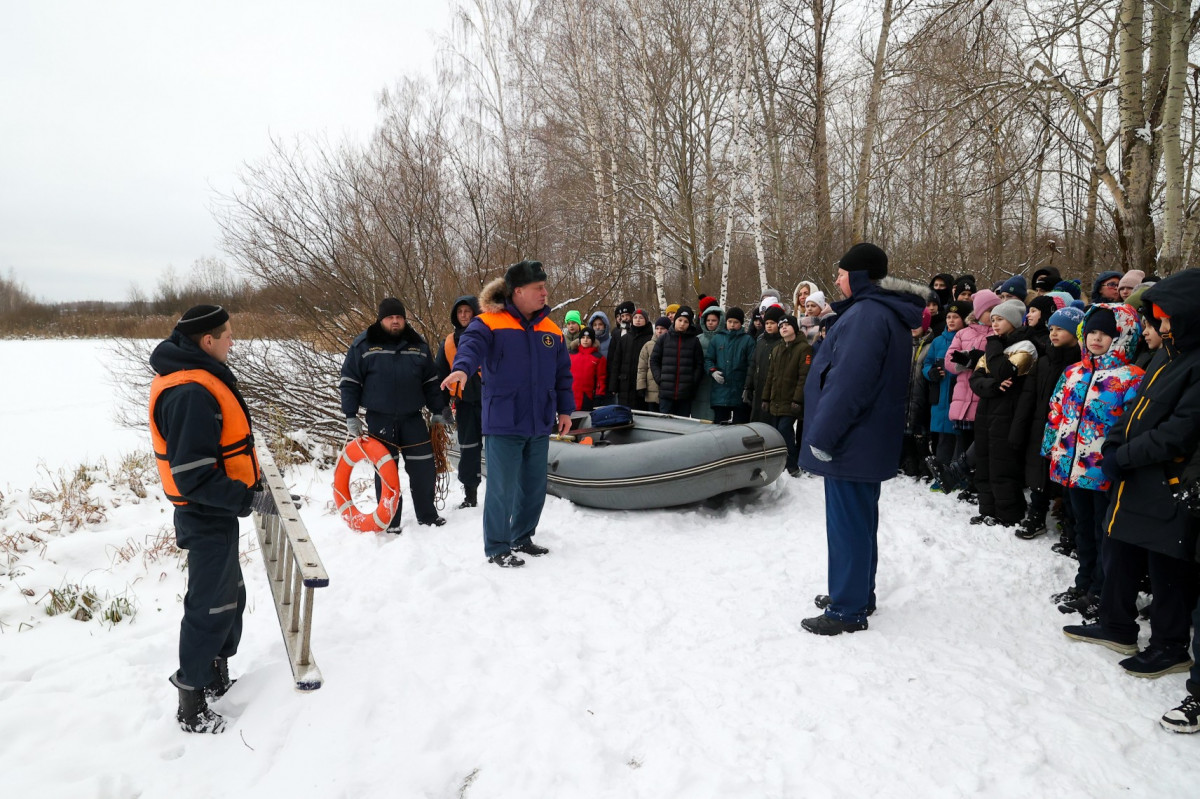 Нижегородским школьникам показали способы спасения на льду