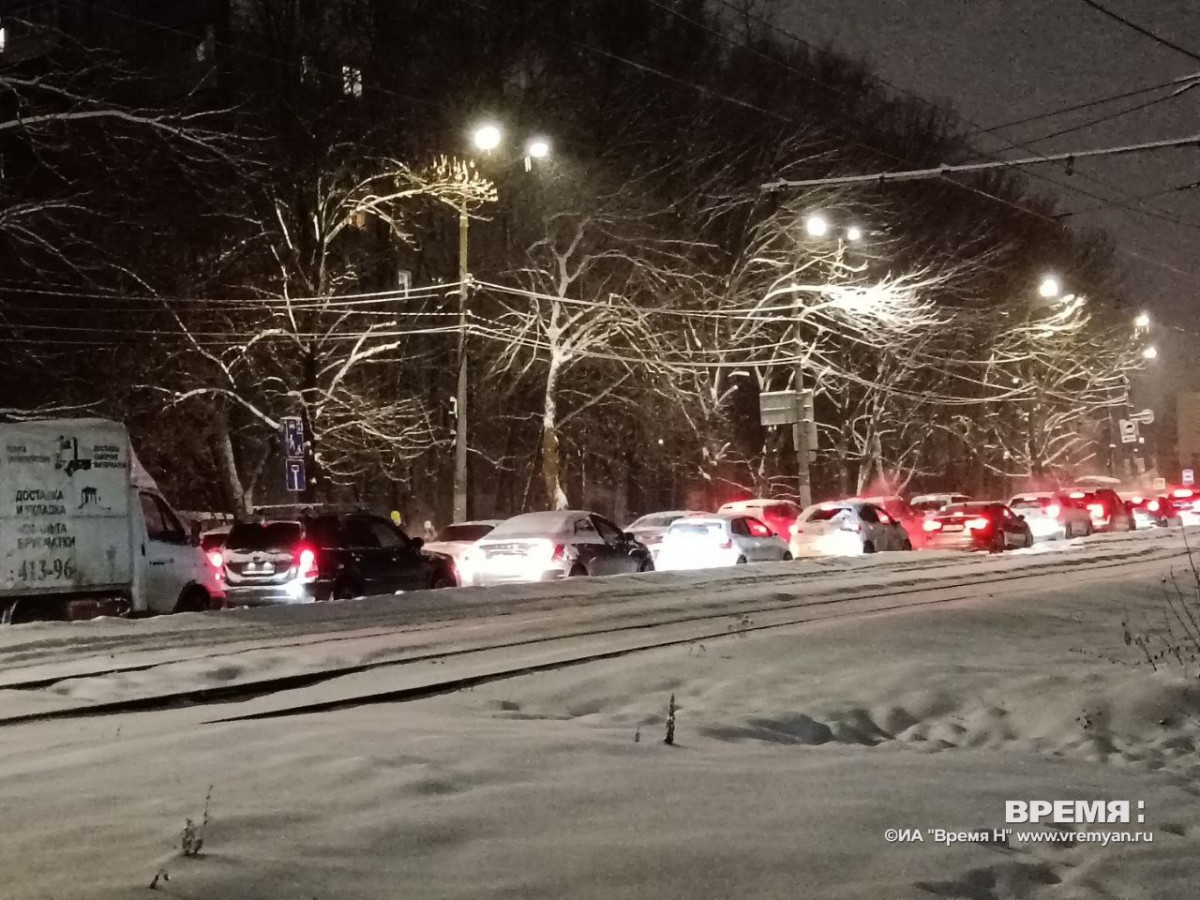 Восьмибалльные пробки сковали движение в Нижнем Новгороде из-за снегопада