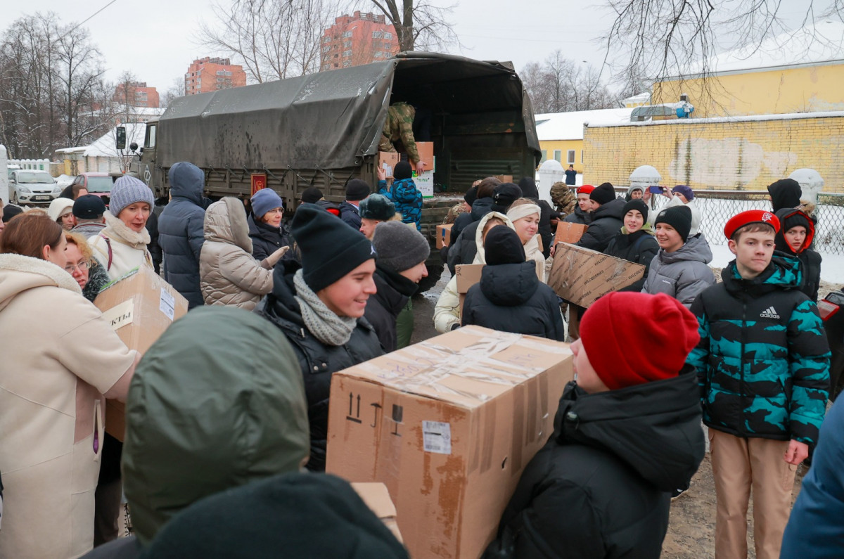 1,5 тысячи писем и новогодних поздравлений отправили вместе с гумгрузом автозаводцы бойцам СВО