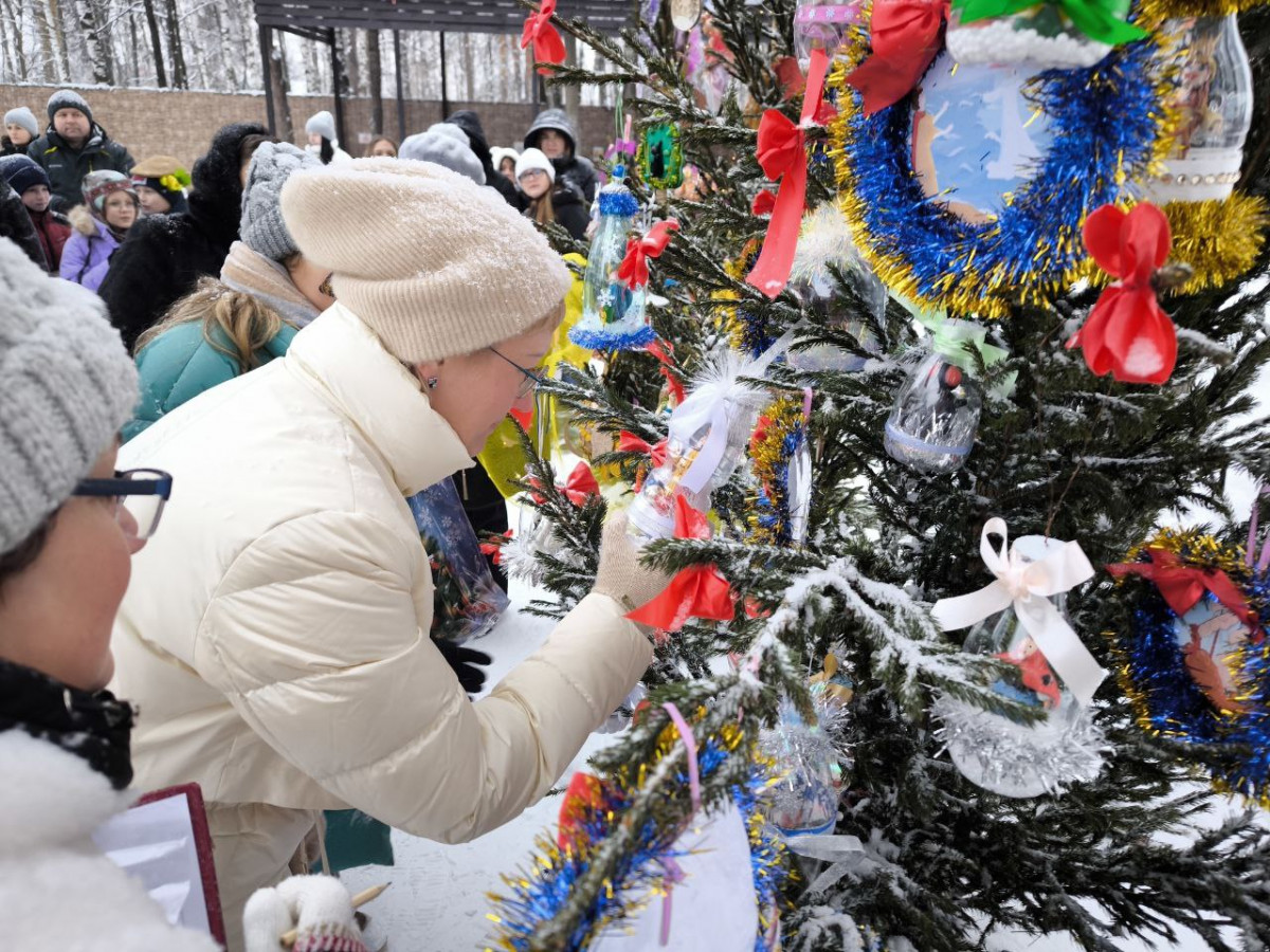 В Сормовском парке 16 ёлочек украсили новогодними игрушками по мотивам сказок Пушкина