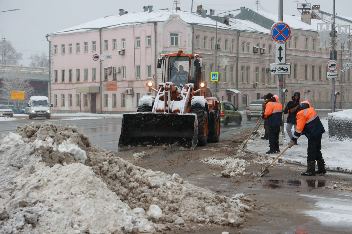 На полный цикл обработки дорог и уборки снега вышли дорожники в Нижнем Новгороде