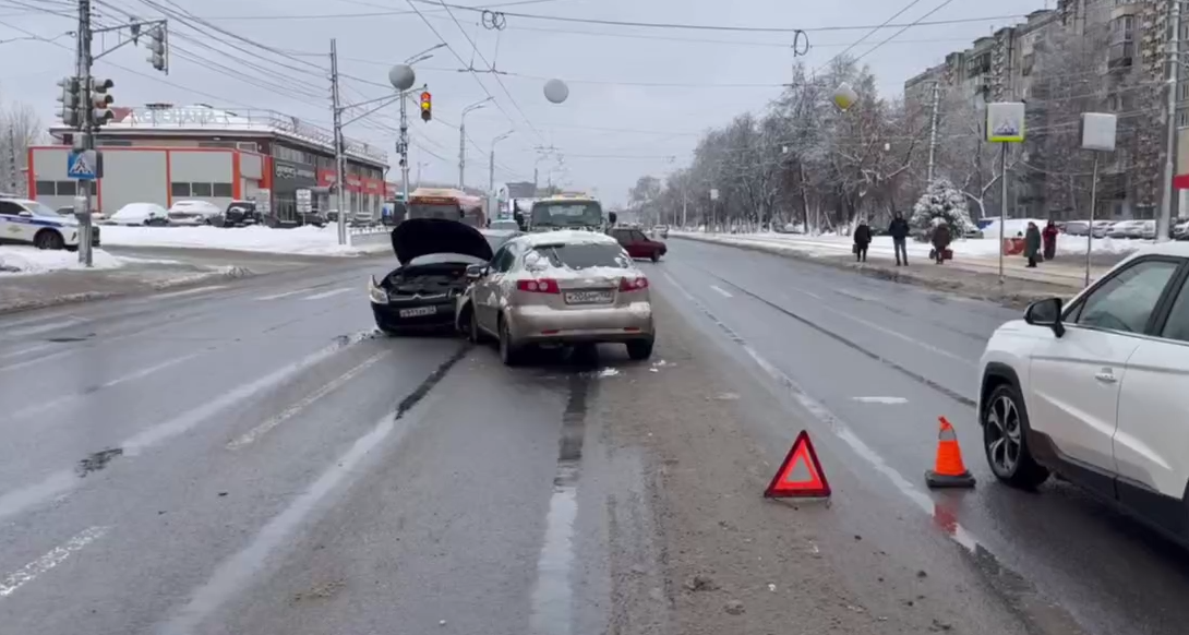 Женщина потеряла сознание за рулем и попала в аварию на улице Коминтерна