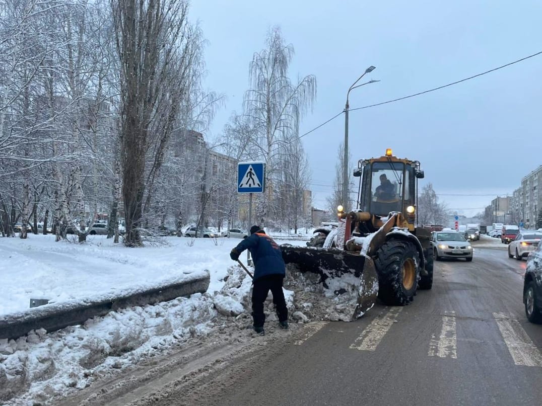 Нижегородские дорожники убирают с улиц снег перед очередным снегопадом