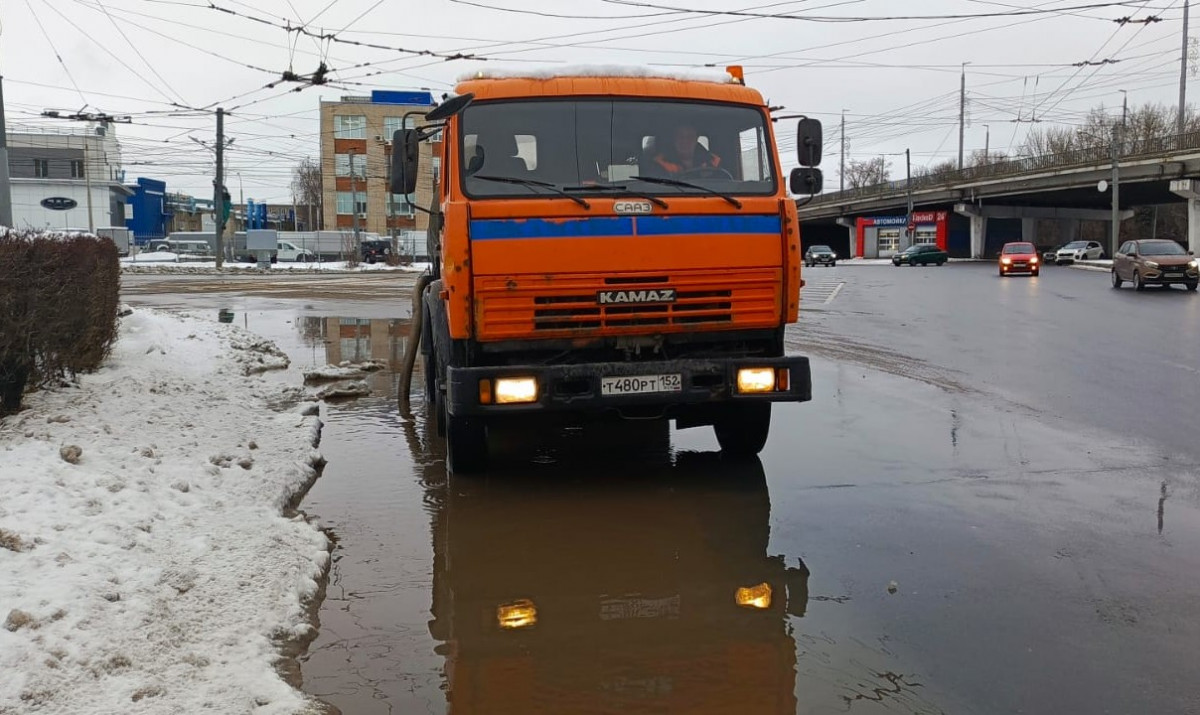 Нижегородские дорожники откачивают воду с улиц и проводят противогололедную обработку перед морозами