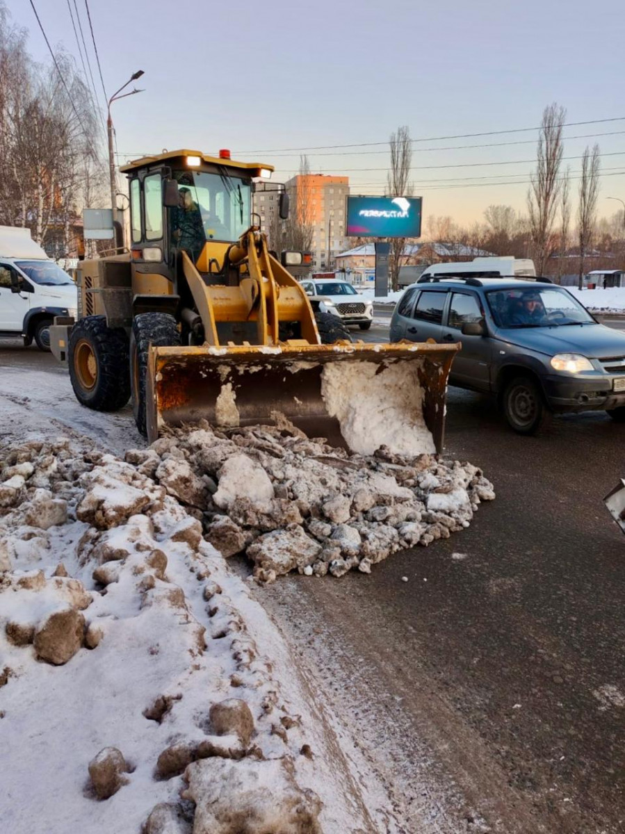 Нижегородские дорожники обработали проезжие части и тротуары ПГМ для предотвращения гололедицы