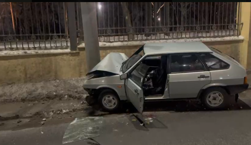 Водителю стало плохо и он врезался в столб у парка «Швейцария»