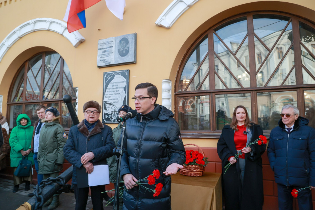 Мемориальная доска в память о педагоге Надежде Белик появилась на фасаде ДДТ имени Чкалова