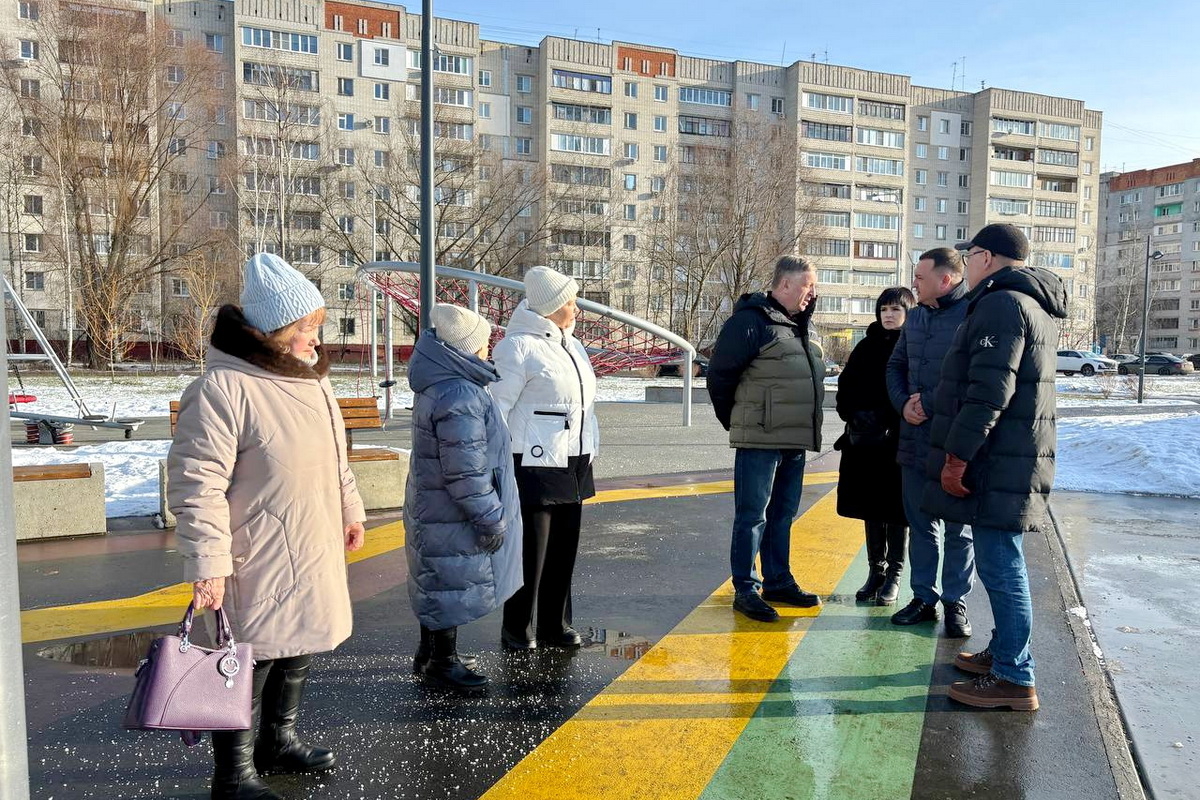 «Партийный десант» проинспектировал состояние благоустроенных общественных пространств в Автозаводском районе