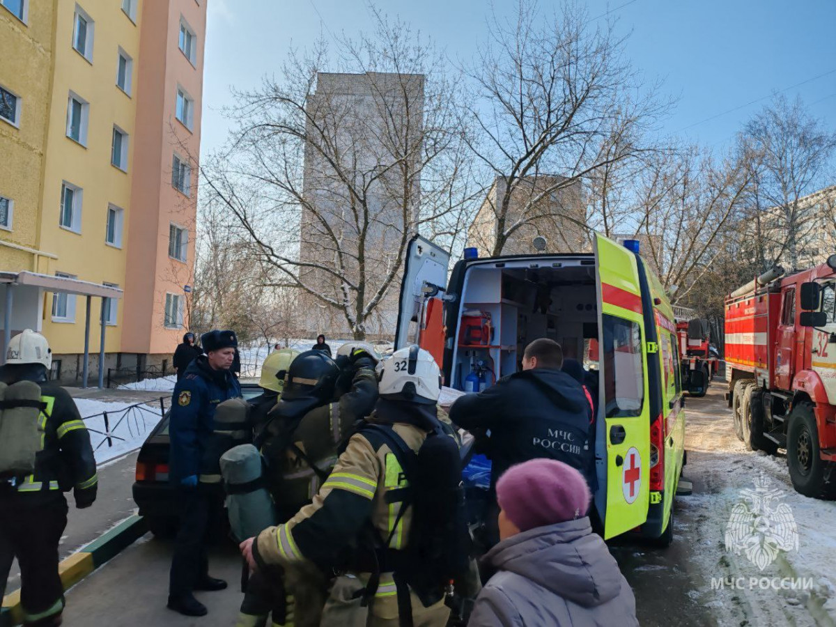 Сотрудники МЧС спасли пенсионерку на пожаре в Приокском районе