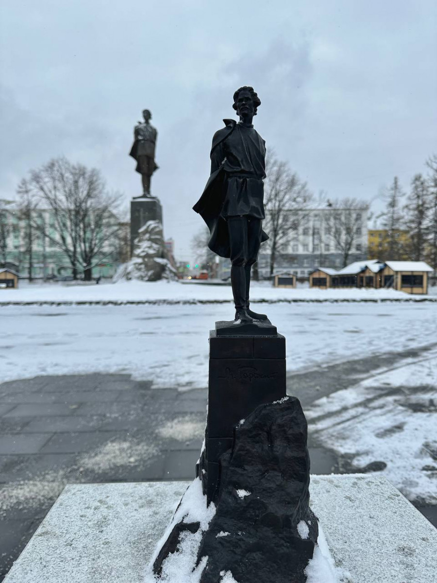 Мини-копию памятника Горькому на одноименной площади в Нижнем Новгороде снова сломали вандалы