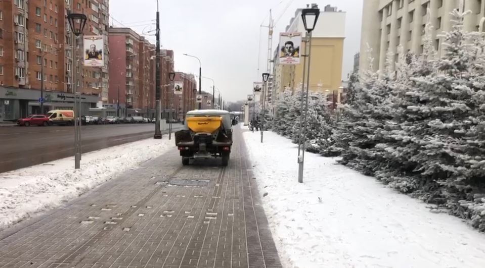 Нижегородские дорожники обрабатывают дороги и тротуары из-за ледяной измороси