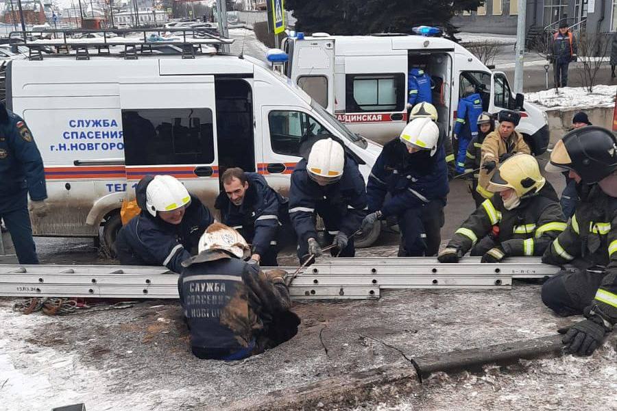 Мужчина провалился под землю на Керченской улице в Нижнем Новгороде