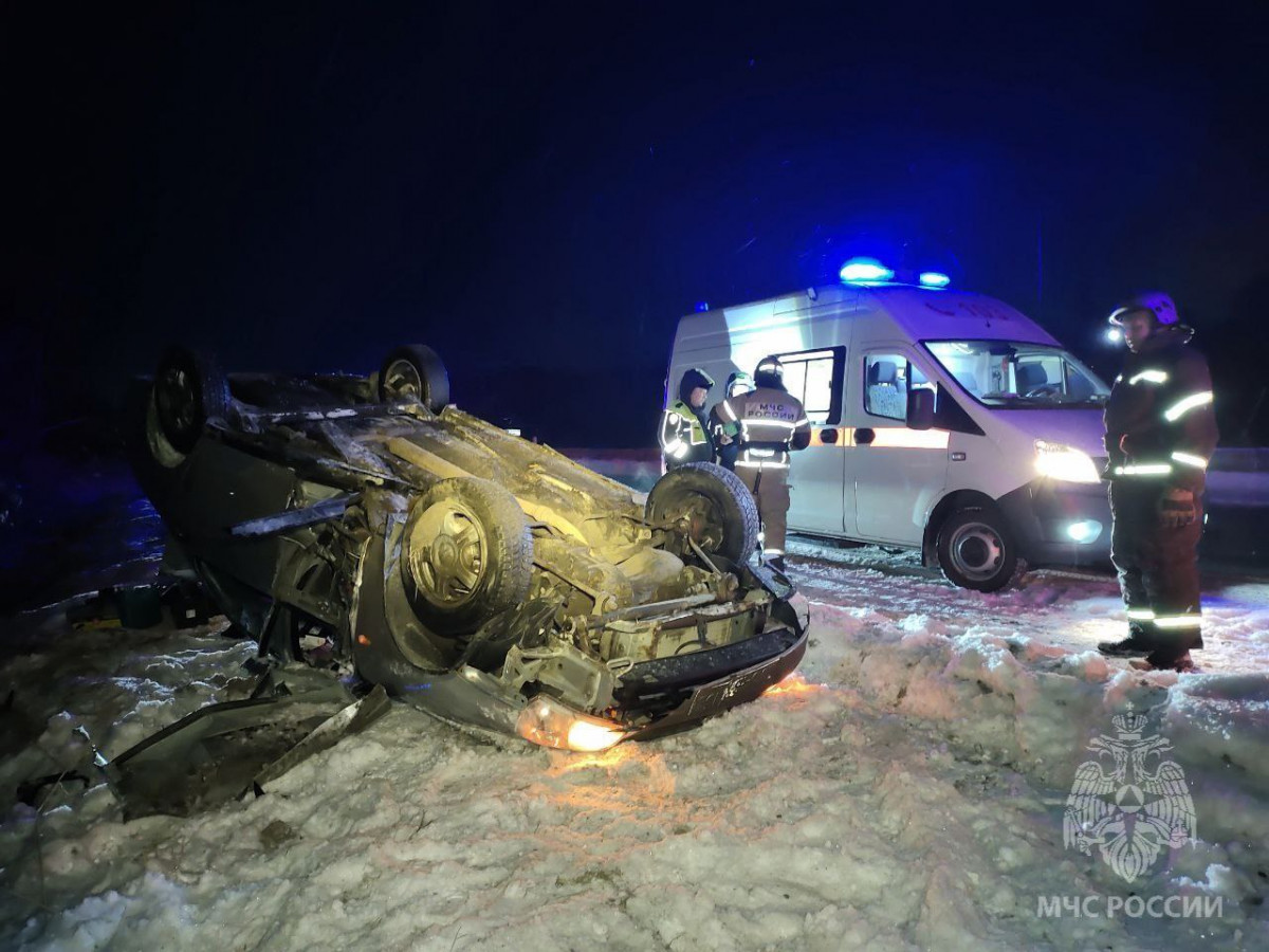 МЧС вызволили зажатого водителя из автомобиля, пострадавшего в ДТП в Нижегородской области