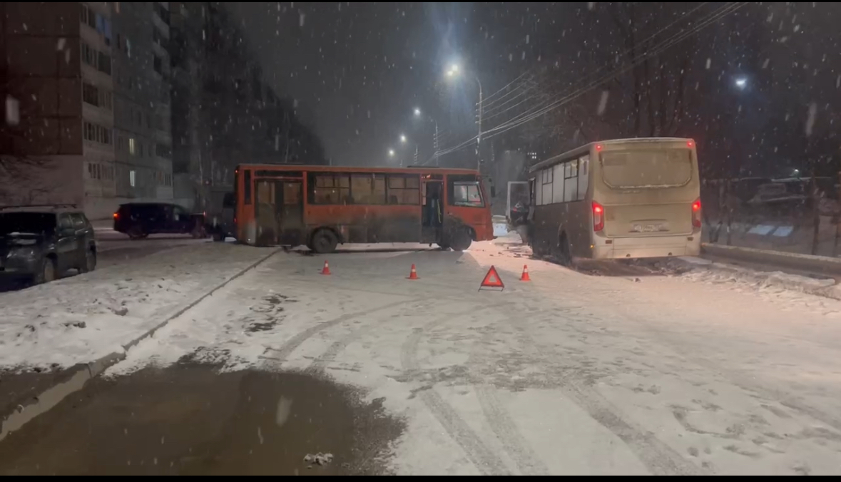 Четыре человека пострадало при столкновении двух автобусов в Нижнем Новгороде