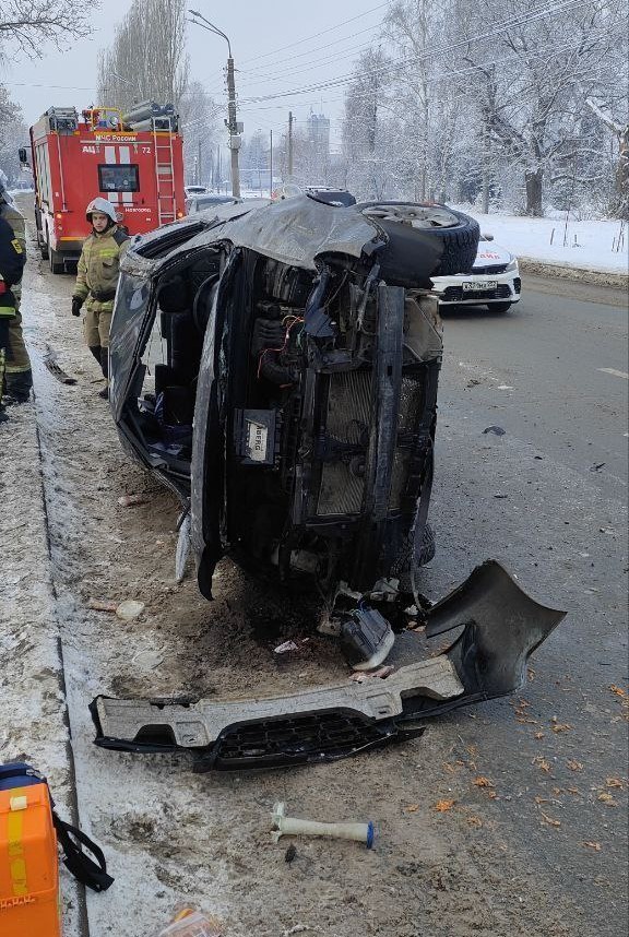 Автомобиль перевернулся на улице Ореховской в Нижнем Новгороде