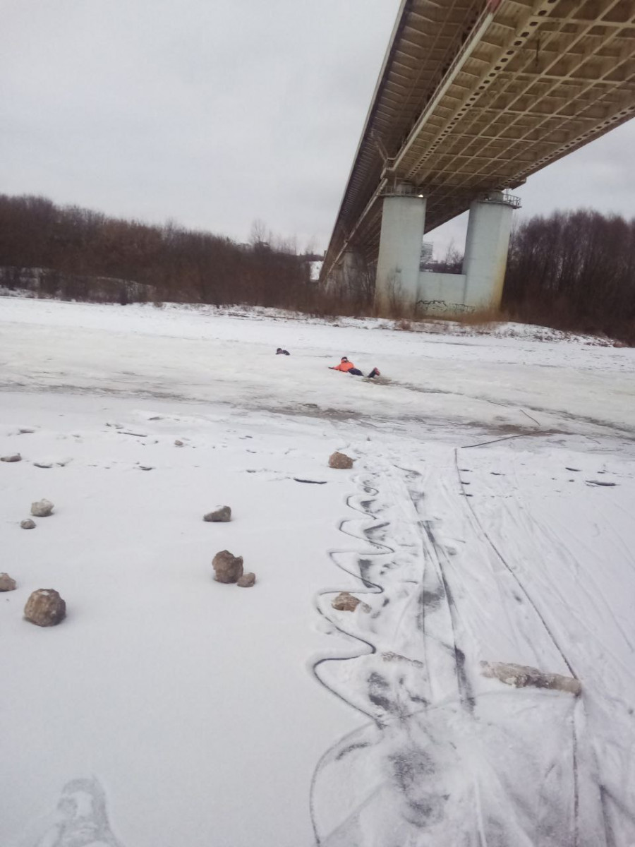 Нижегородец провалился под лед на Оке под метромостом