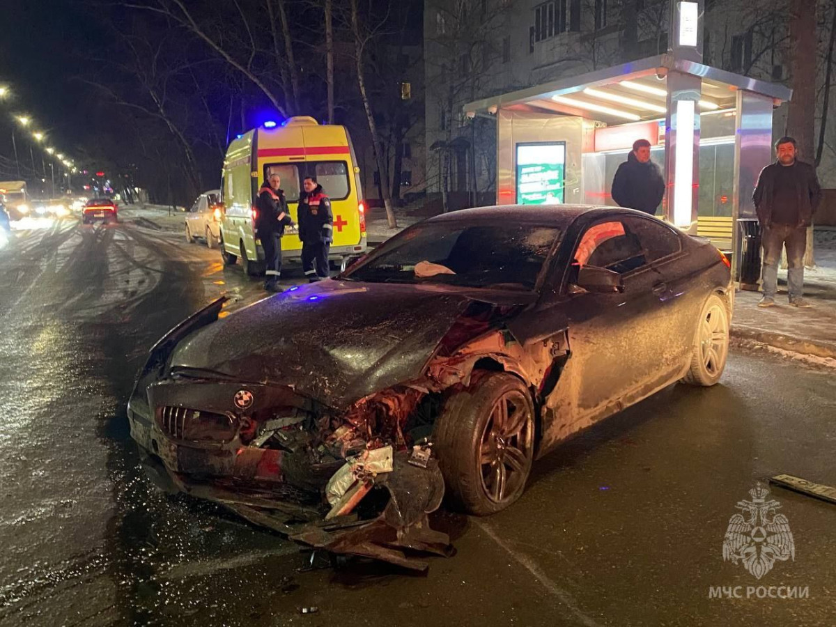 Три человека пострадали в массовом ДТП на улице Светлоярской