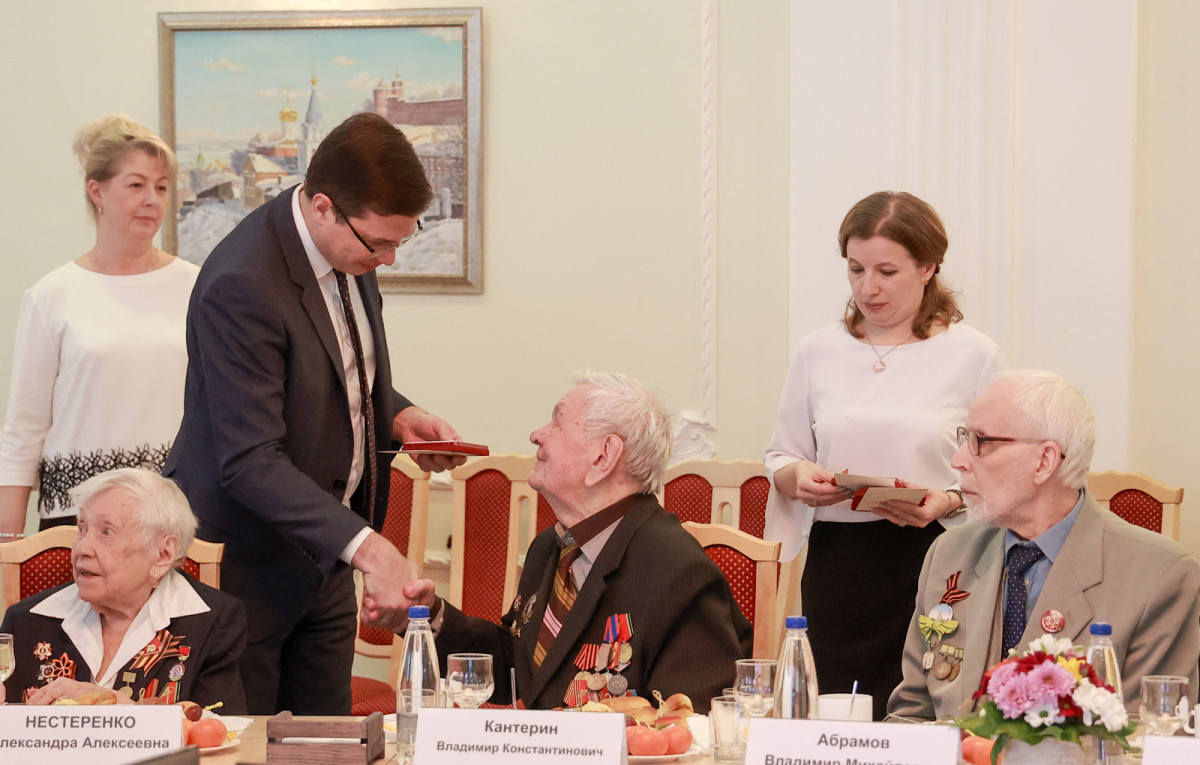 Юрий Шалабаев вручил нижегородским ветеранам медали «80 лет Победы в Великой Отечественной войне»