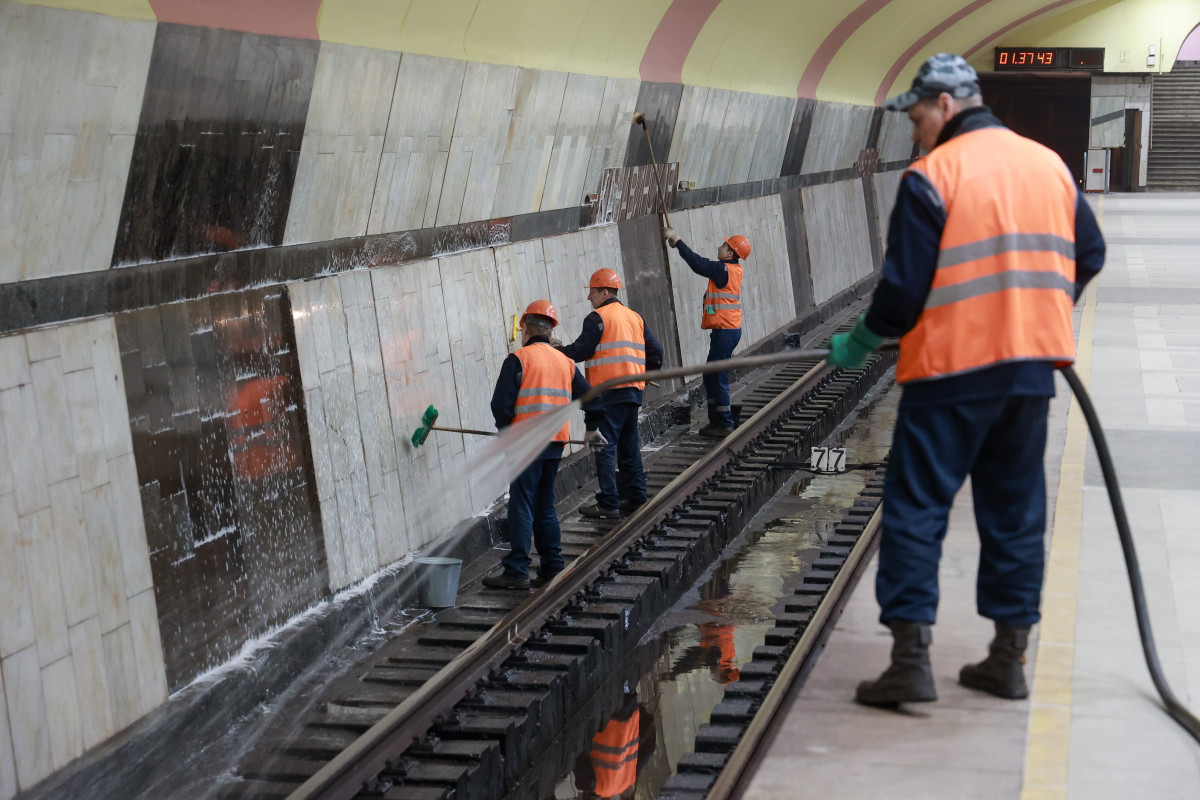 Около 120 человек круглосуточно занимаются уборкой Нижегородского метрополитена