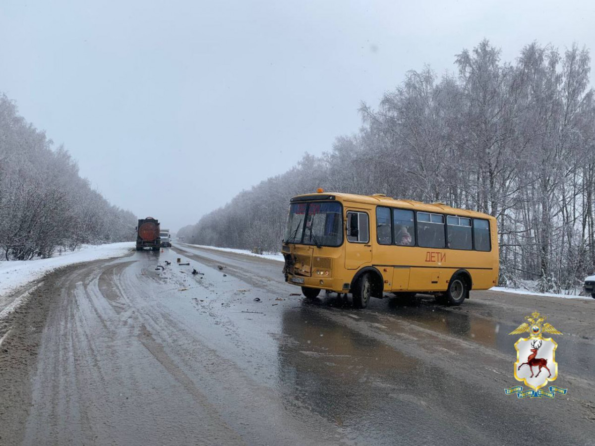 Школьный автобус и грузовик столкнулись в Богородском округе