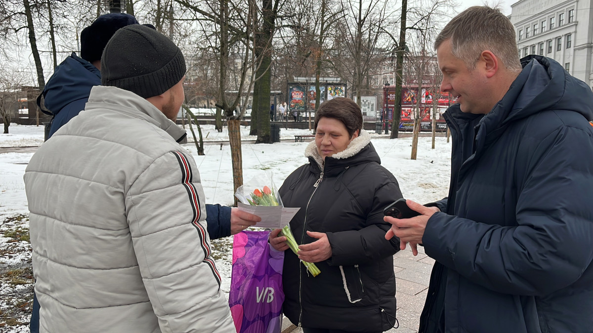 Полицейские и общественники поздравили нижегородок с наступающим праздником