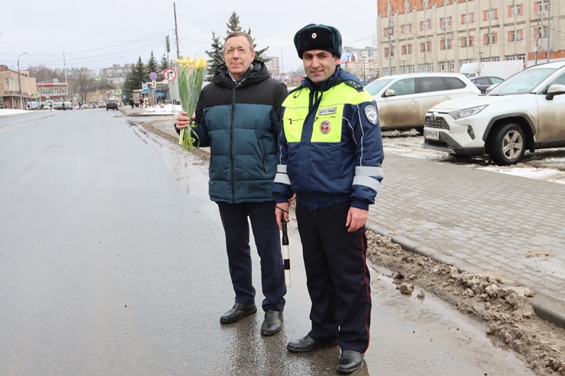 Госавтоинспекторы совместно с Общественным советом областной полиции провели акцию «Цветы для автоледи»