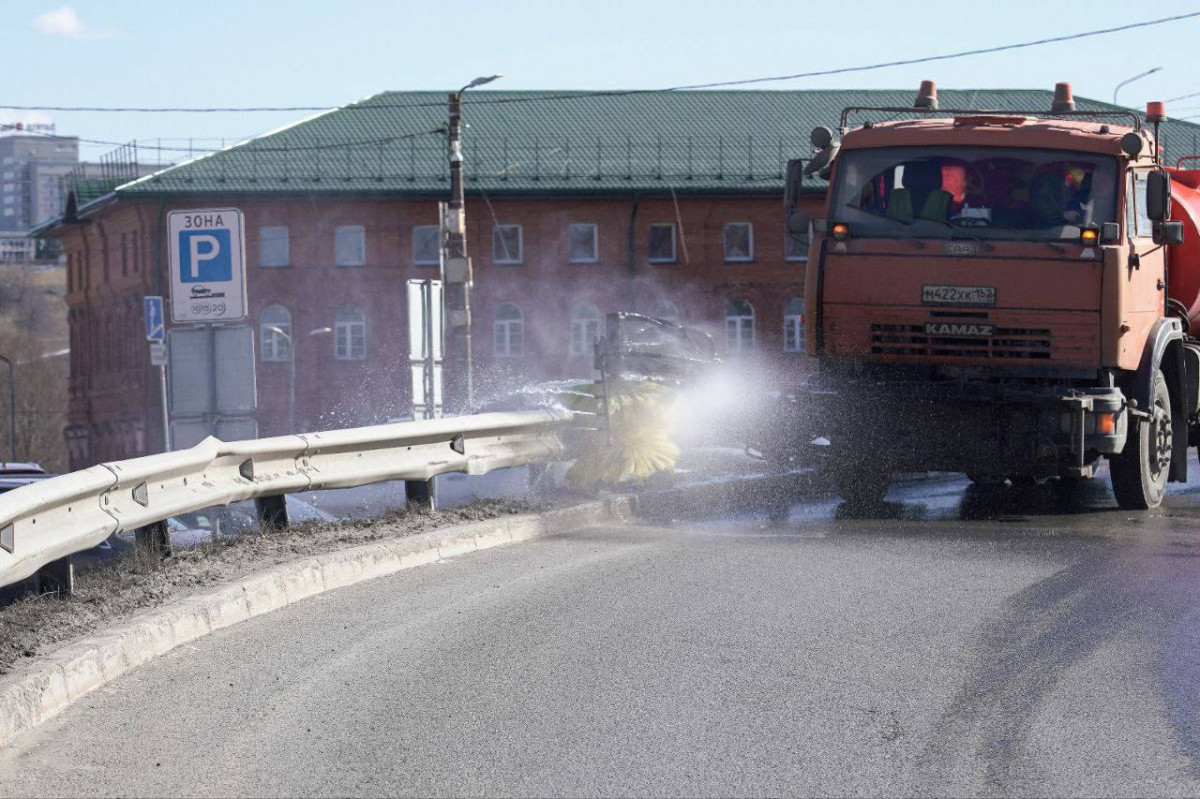 Городские службы начали уборку Нижнего Новгорода до старта месячника по благоустройству