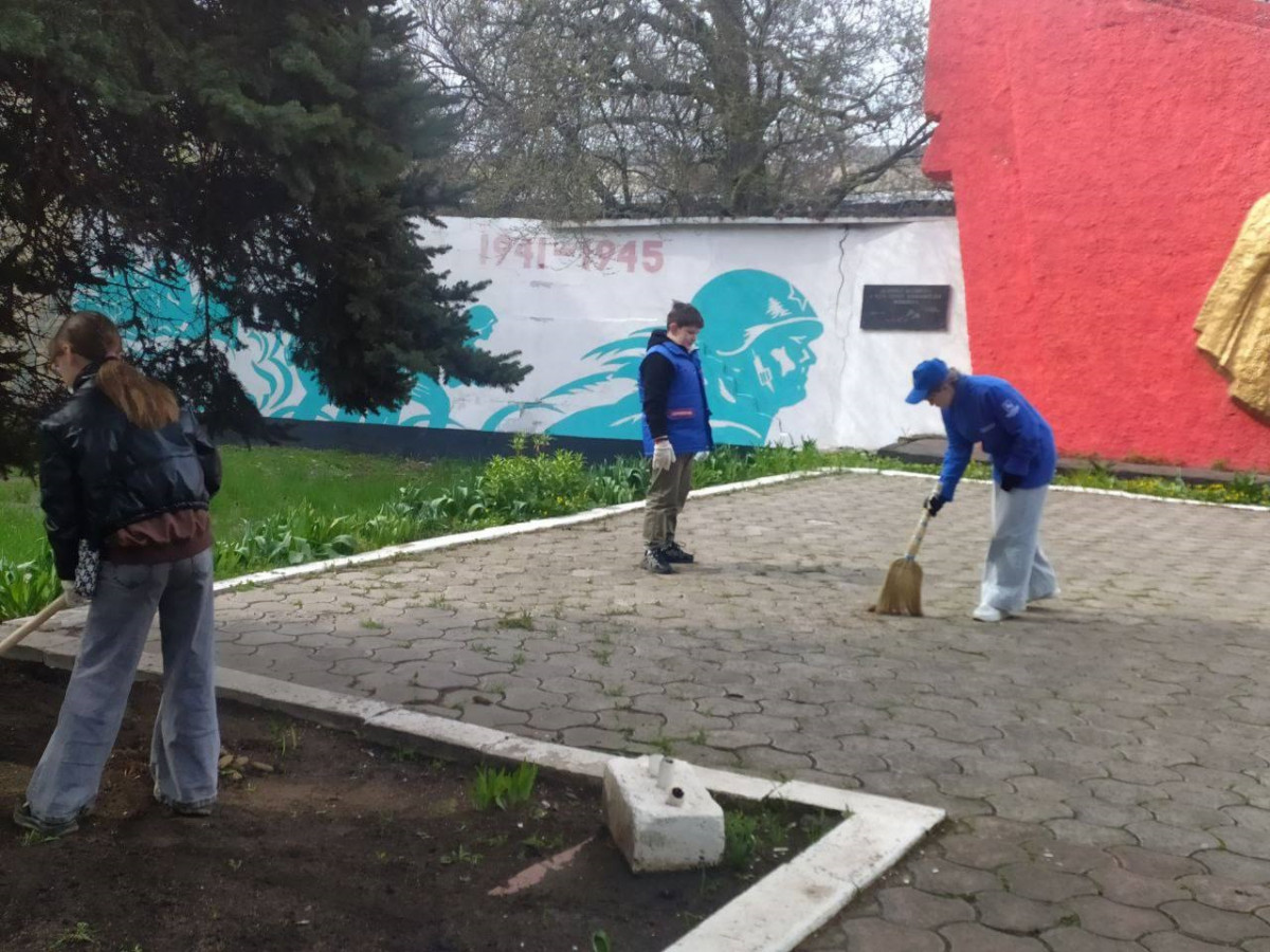 Нижегородские волонтеры приняли участие в общереспубликанском субботнике в ДНР